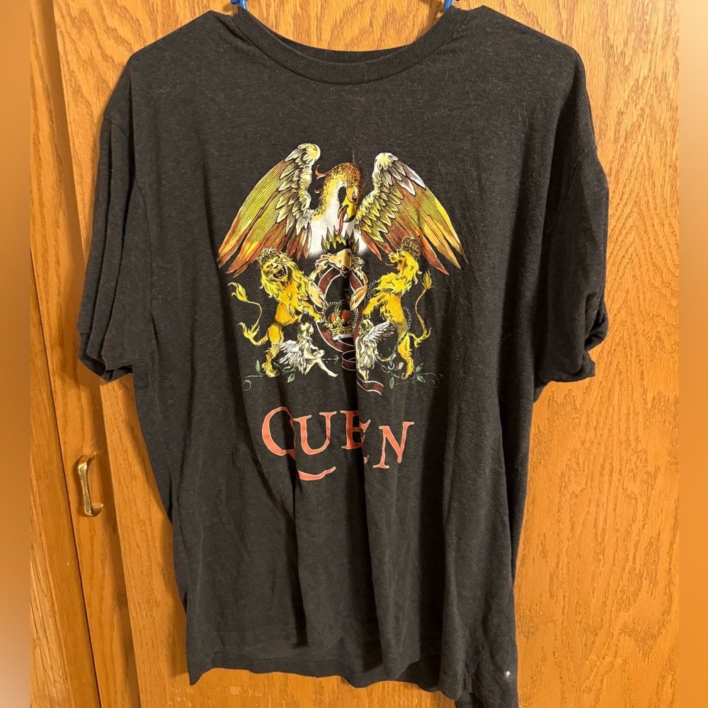 Que Black Graphic Tee with Lion and Eagle Design